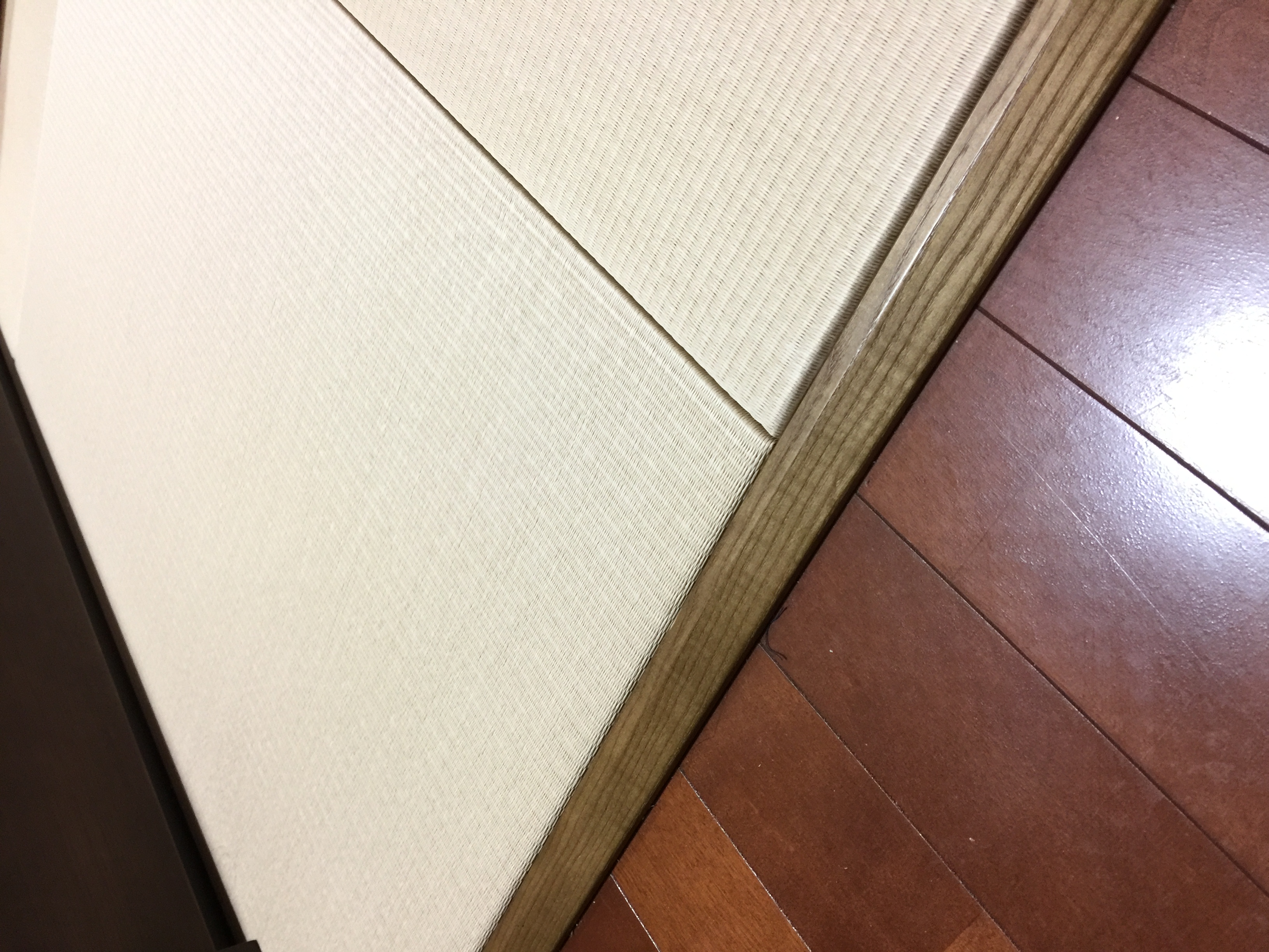 板間に置いた薄畳を木枠施工で滑らかに